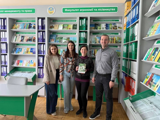 Передача монографії до бібліотечного фонду ВНАУ